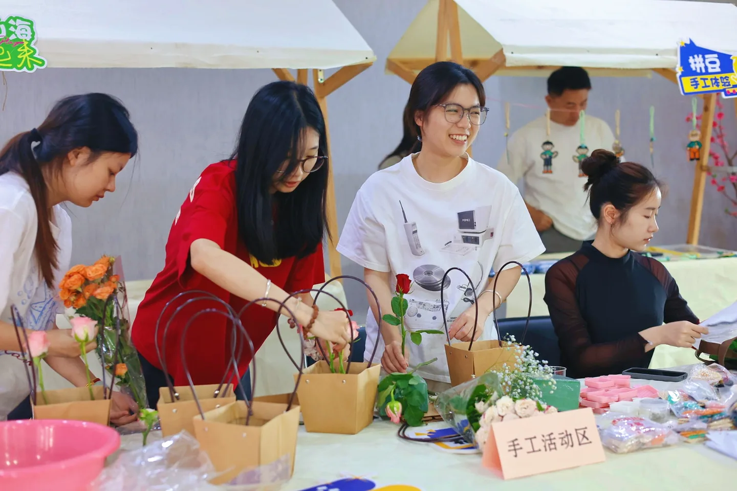 公益活动中志愿者与居民共同制作手工作品
